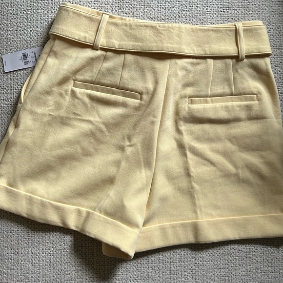 Express Super High Waisted Belted Pintuck Shorts In Pale Yellow-Size 6 NWT💛 - Picture 3 of 3